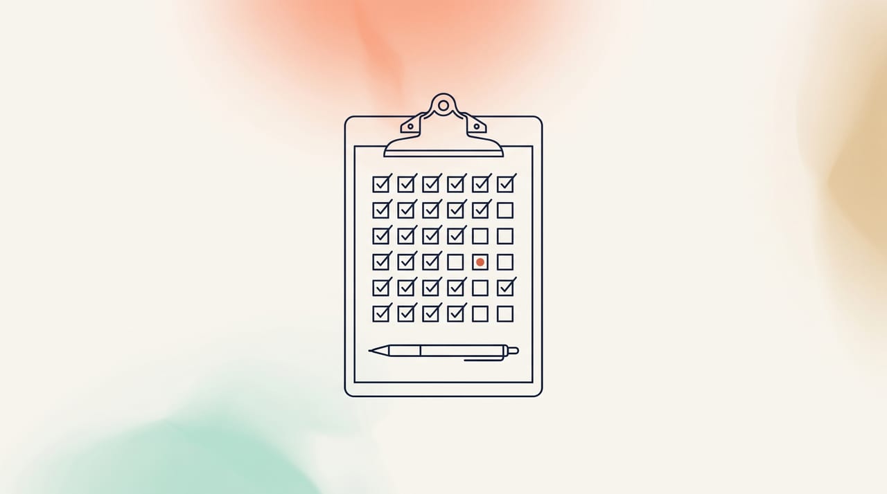 Dessin au trait fin : un porte-documents avec une grille de quarante-deux cases, la plupart cochées et quelques-unes vides, illustration d'un auto-audit des 42 mesures d'hygiène de l'ANSSI
