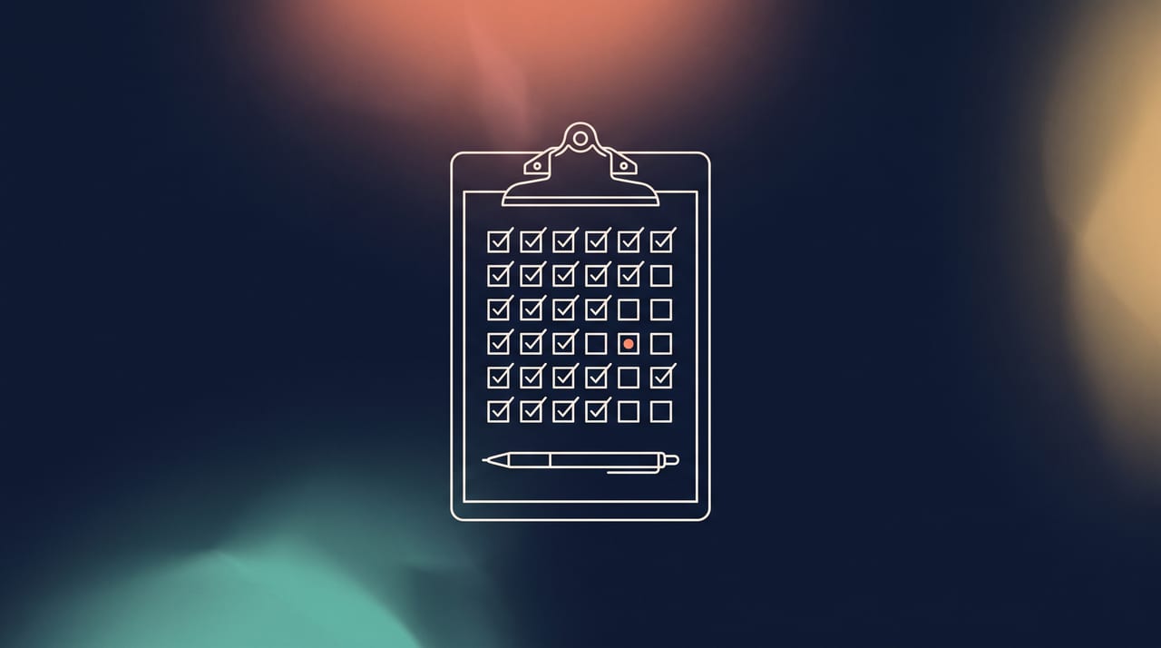 Dessin au trait fin : un porte-documents avec une grille de quarante-deux cases, la plupart cochées et quelques-unes vides, illustration d'un auto-audit des 42 mesures d'hygiène de l'ANSSI