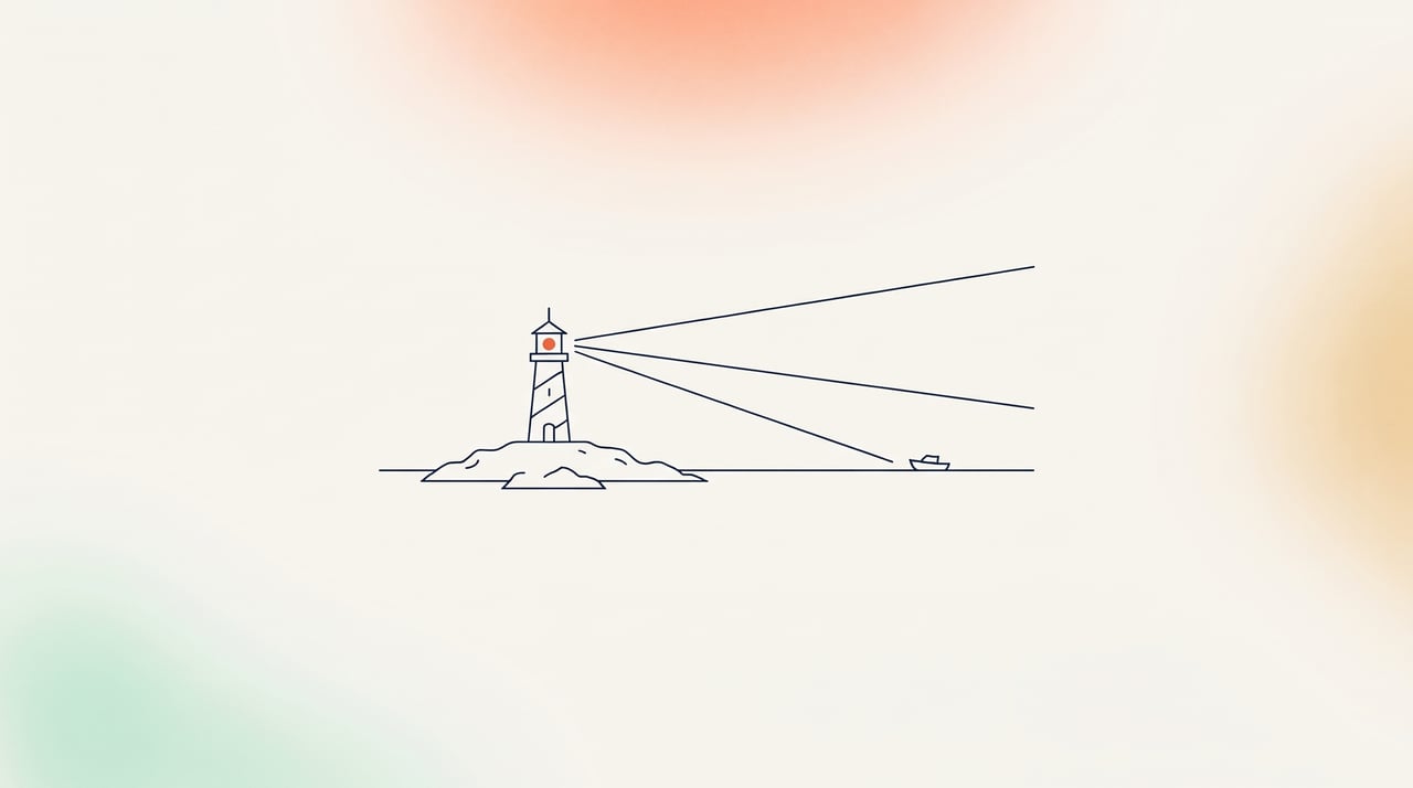 Dessin au trait fin : un phare sur un îlot rocheux, la lanterne marquée d'un point corail, dont le faisceau balaie la mer jusqu'à un petit bateau à l'horizon, illustration d'une veille qui voit le danger à temps.