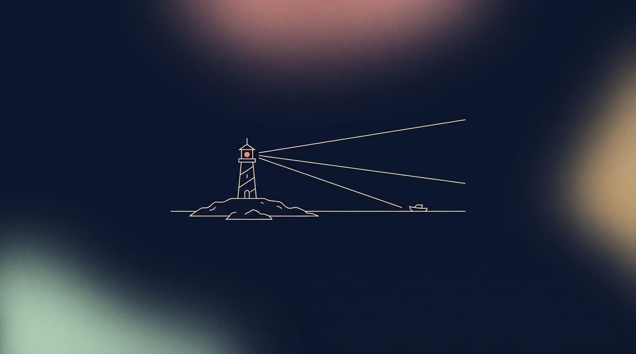 Dessin au trait fin : un phare sur un îlot rocheux, la lanterne marquée d'un point corail, dont le faisceau balaie la mer jusqu'à un petit bateau à l'horizon, illustration d'une veille qui voit le danger à temps.