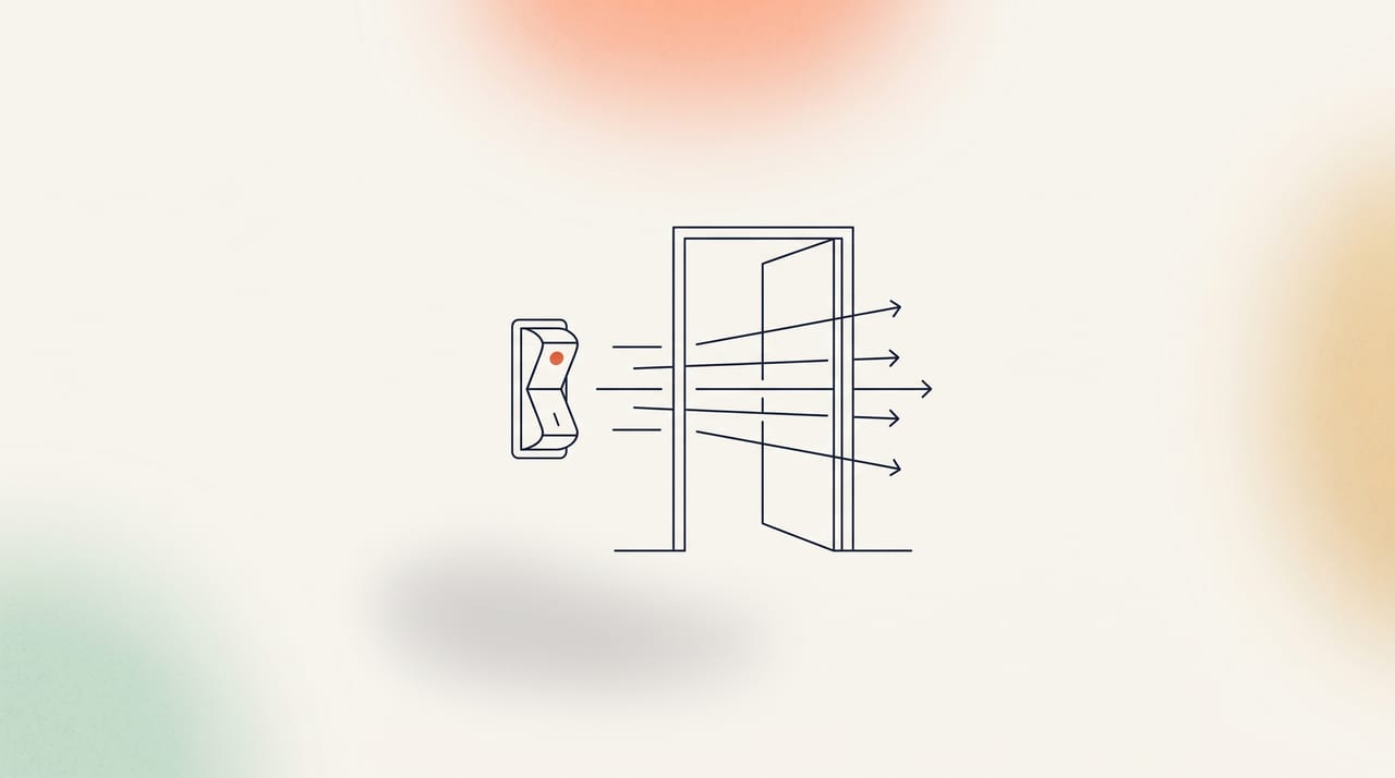 Dessin au trait fin : un interrupteur en position allumée à côté d'un cadre de porte vide que des flèches traversent librement, illustration d'un pare-feu activé qui ne filtre rien