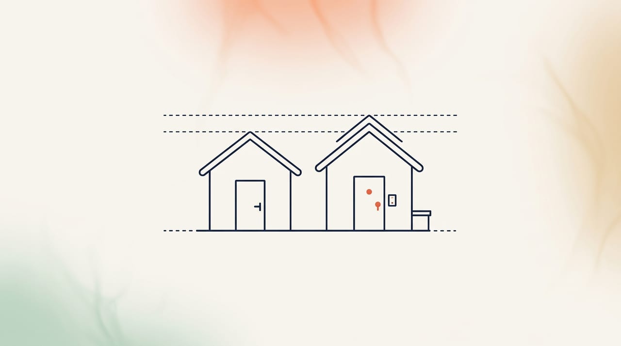 Dessin au trait fin : deux petites maisons sur la même ligne, la seconde équipée d'une serrure supplémentaire, d'un capteur et d'une boîte de sauvegarde, illustration d'une sécurité au-delà du standard régional