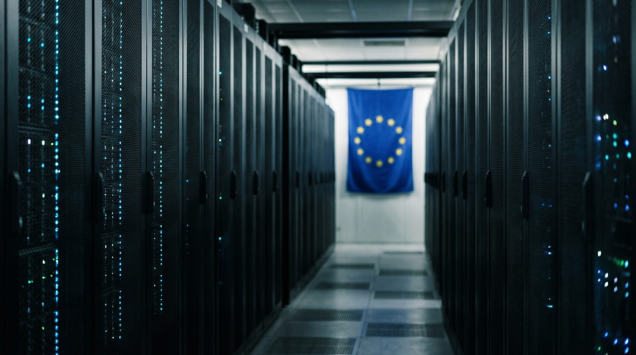 Drapeau européen aux étoiles dorées sur fond de baies serveurs bleues, illustration de la souveraineté numérique européenne et du Tech Sovereignty Package