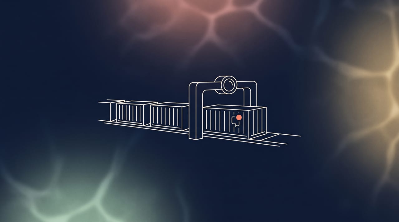 Dessin au trait fin : une file de conteneurs passe sous une arche de contrôle et l'un d'eux porte une marque, illustration de la veille hebdomadaire des vulnérabilités sur les images en production