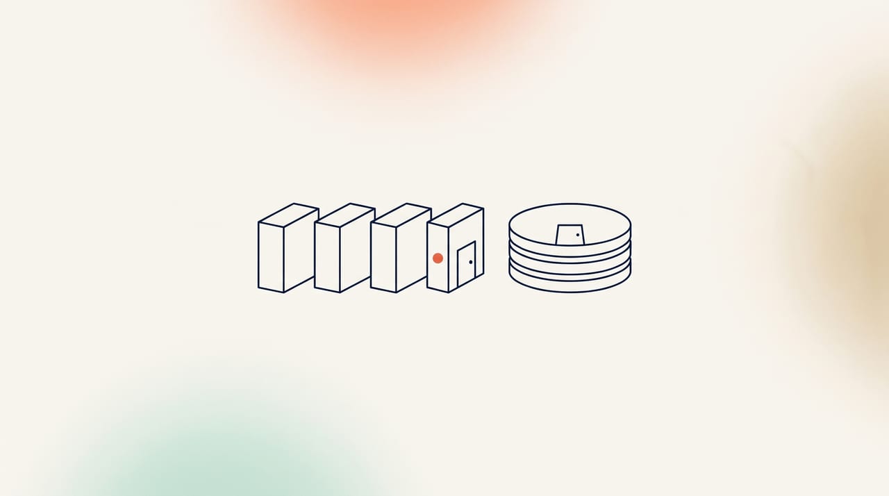 Dessin au trait fin : une rangée de caractères d'imprimerie vierges dont l'un cache une petite porte, et une pile de sauvegardes portant la même porte, illustration d'un webshell caché dans les polices qui empoisonne les sauvegardes