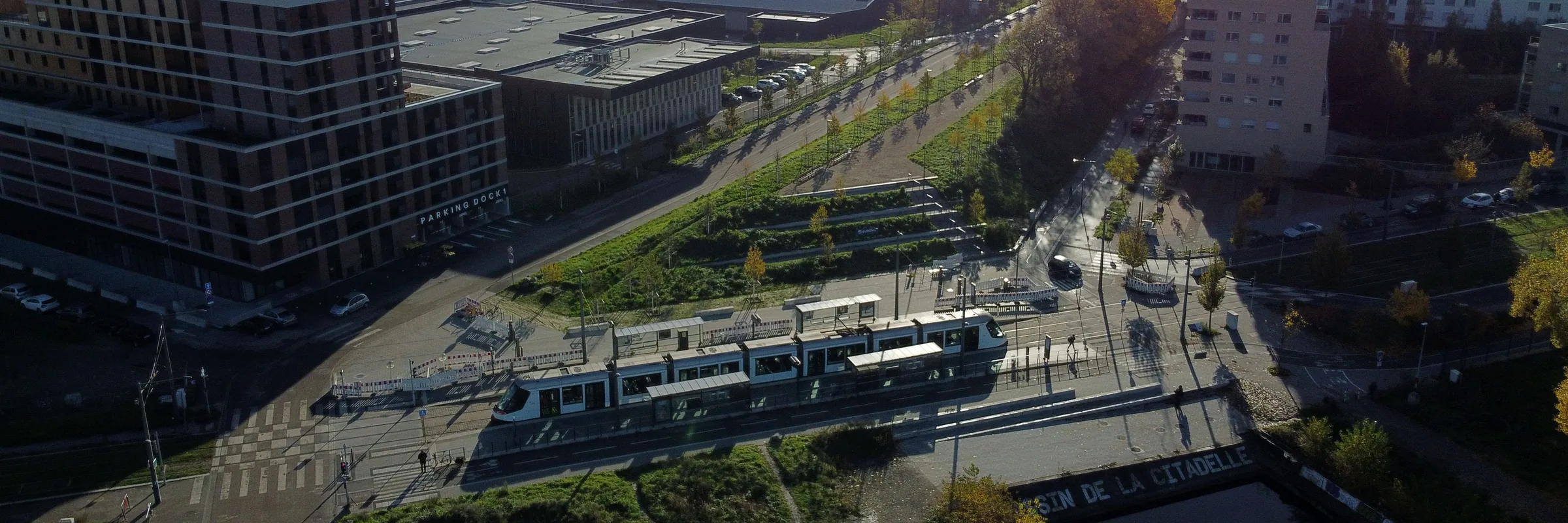 Le tram et le Bassin de la Citadelle à Strasbourg, vus d'en haut à l'aube